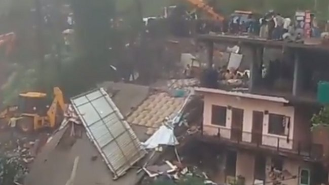 India: Al menos dos muertos y 35 atrapados tras derrumbe de un edificio