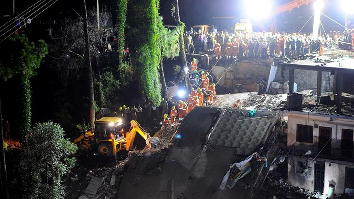 Aumentan a 12 muertos y 30 heridos las víctimas de derrumbe de edificio en India