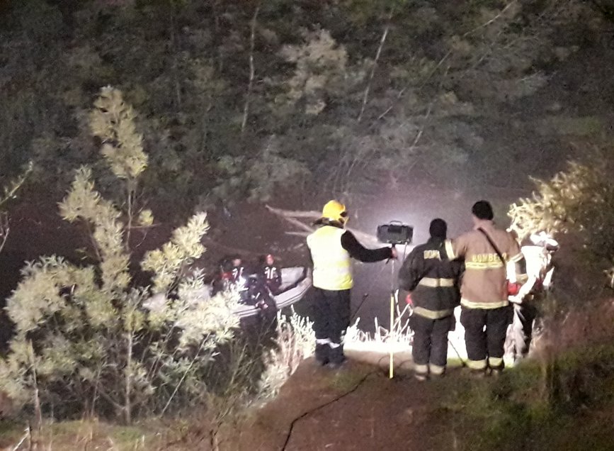 Auto robado apareció en el fondo del Río Chillán