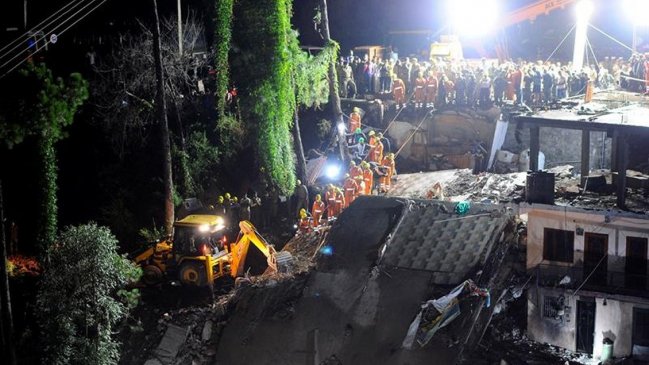 Aumentan a 12 muertos y 30 heridos las víctimas de derrumbe de edificio en India