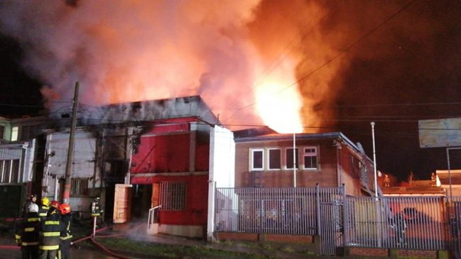 Incendio afectó a dos locales nocturnos y una bodega en Punta Arenas