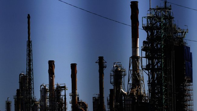 Hualpén presentó recurso contra ENAP tras filtración de líquidos y malos olores