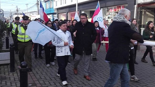 Profesores iniciaron en Coronel una caminata rumbo al Mineduc, en Santiago