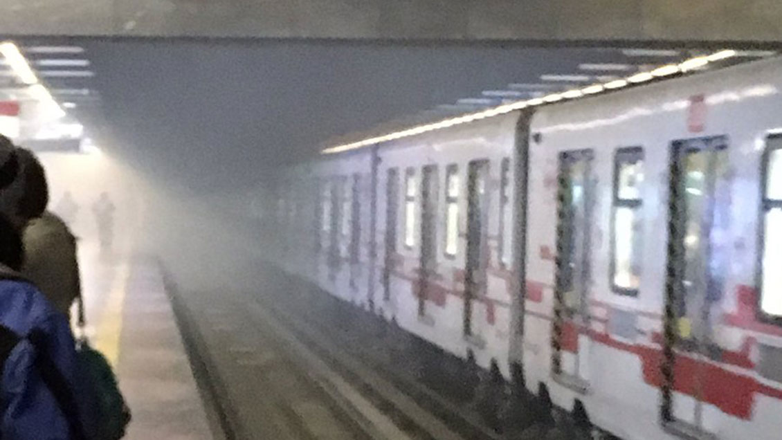 Pasajeros reportan explosión y humo en la Línea 1 del Metro