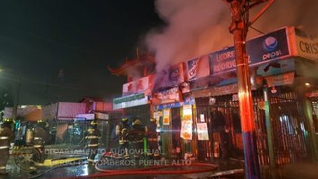 Incendio afectó locales comerciales en Puente Alto