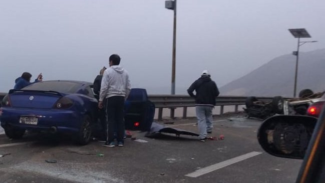 Auto desbarrancó en camino de curvas y cayó sobre otro que iba más abajo