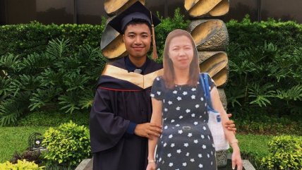  Joven llevó cartón de su mamá a su titulación y emocionó a redes  