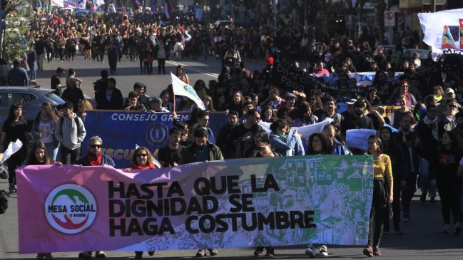 Estudiantes protagonizaron pacífica marcha por las calles de Valparaíso