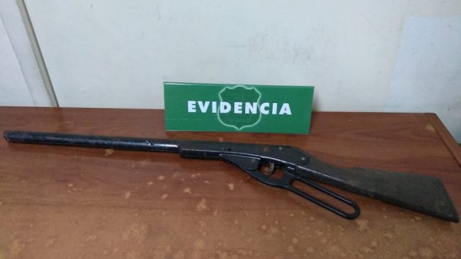 Detienen a mujer que intimidó a taxista con una rifle