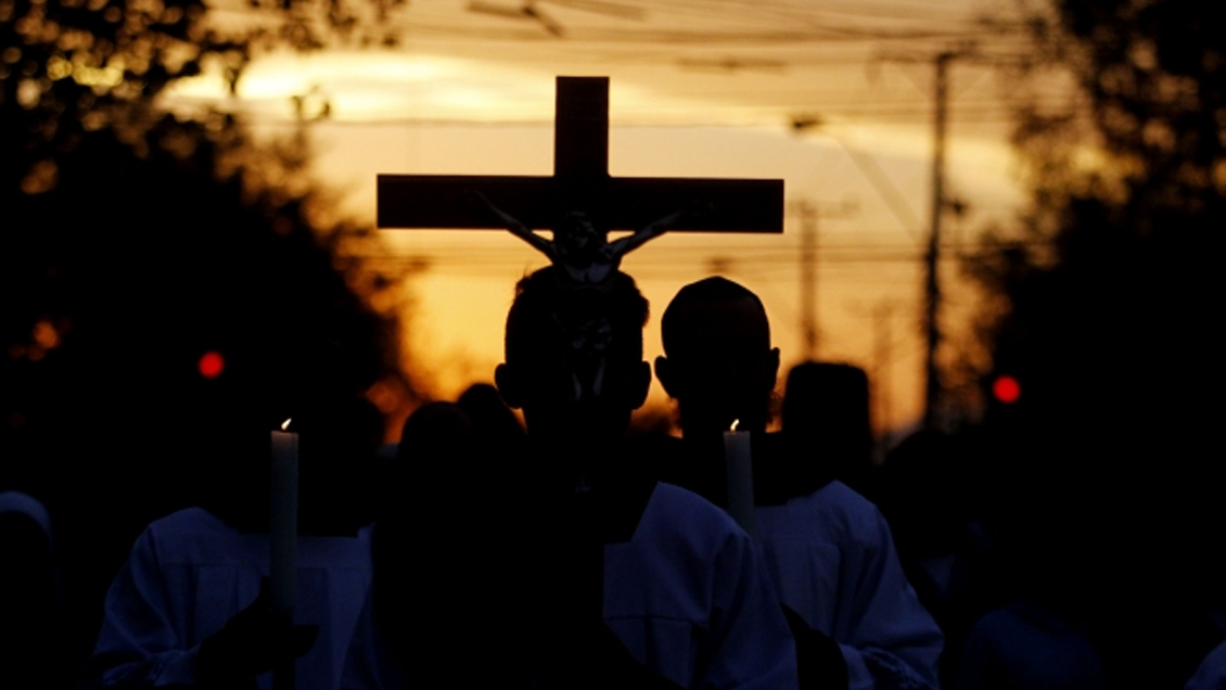 Jesuitas anuncian dimisión del estado clerical y expulsión de Jaime Guzmán Astaburuaga