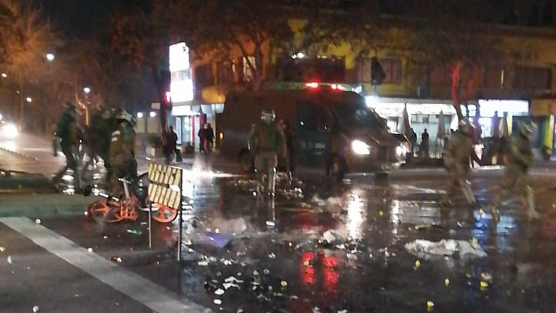 Disturbios y barricadas en Santiago por muerte de comunero en Tirúa