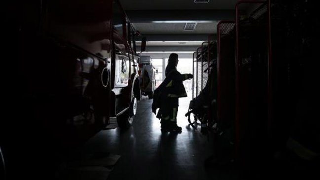 Trabajar y apagar fuegos, la doble vida de los bomberos en Chile