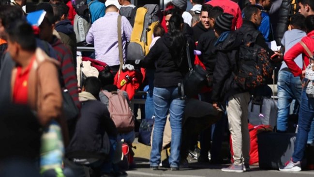 Autoridades recibieron en Santiago bus que trasladó a una treintena de venezolanos desde Tacna