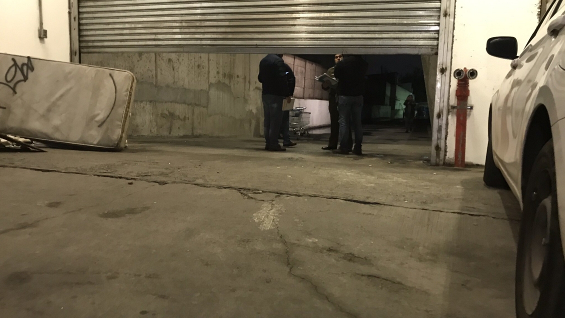 Delincuentes sustrajeron unos 30 millones de pesos desde supermercado en Santiago Centro