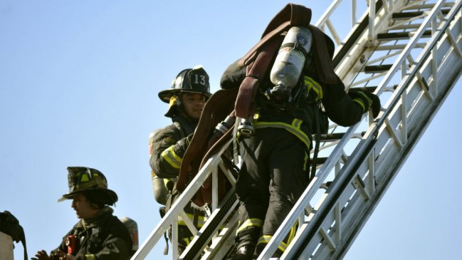 Bomberos trabaja en incendio en la parte alta de Viña del Mar