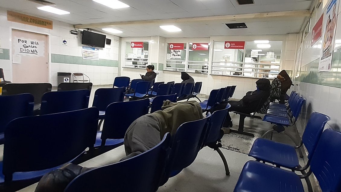 Acusan que adulto mayor falleció mientras esperaba atención en el Hospital de Puerto Montt