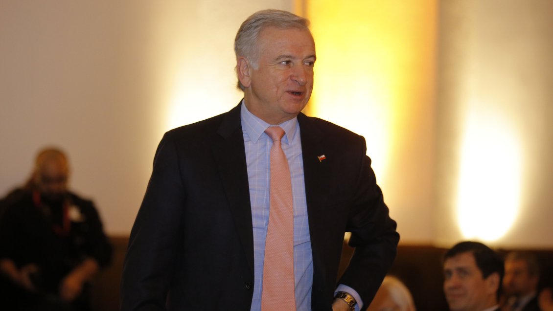 Ministro Larraín confía en que obtendrá los votos DC para aprobar la reforma tributaria