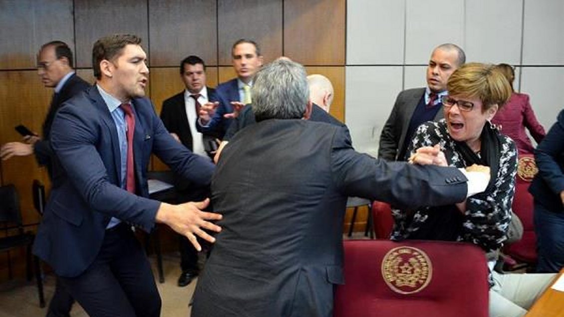 Congreso paraguayo suspendió por 60 días a dos senadores por pelea en sesión