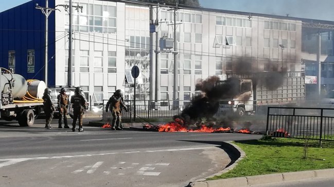 Osorno: Desconocidos encendieron neumáticos frente a Universidad de Los Lagos