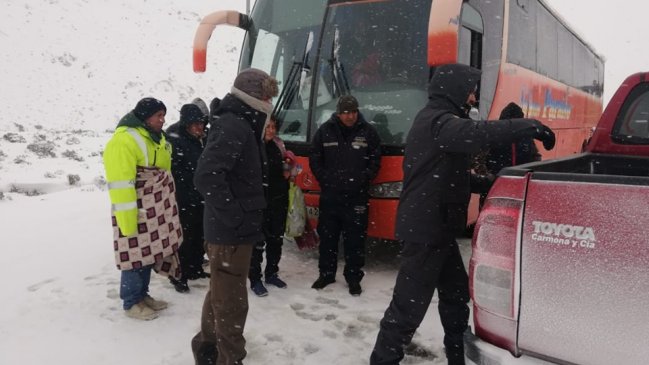 Rescatan alrededor de 100 pasajeros atrapados por la nieve en Colchane