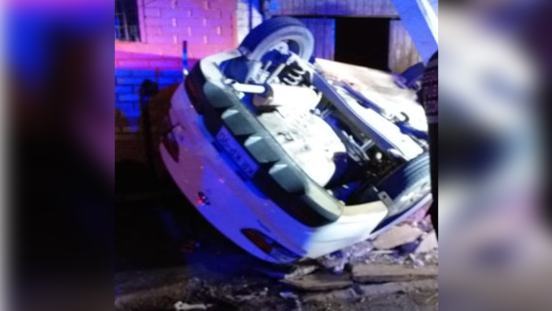 Dos muertos tras chocar y volcar el auto en que viajaban en Conchalí