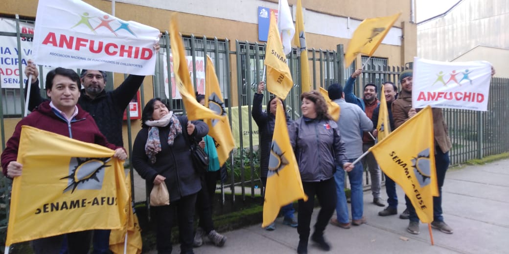 Trabajadores del Sename Talca radicalizaron toma de la Dirección Regional