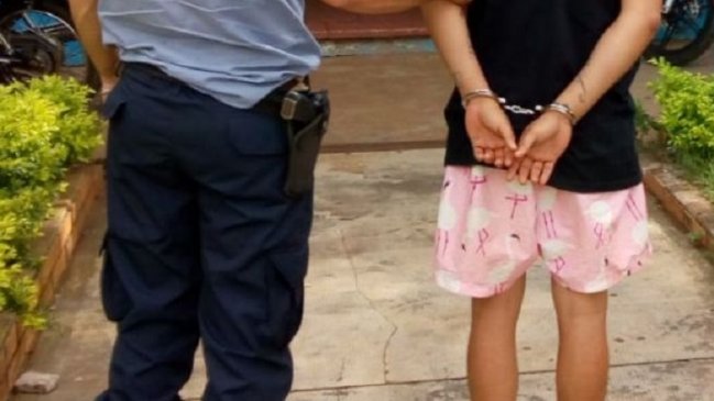 Detuvieron a travesti con cocaína, se tragó una bolsa y agredió a un policía con un palo