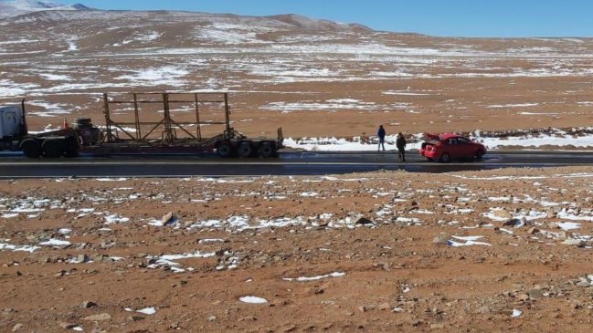 Automóvil impactó rampa de un camión en las cercanías de Taltal