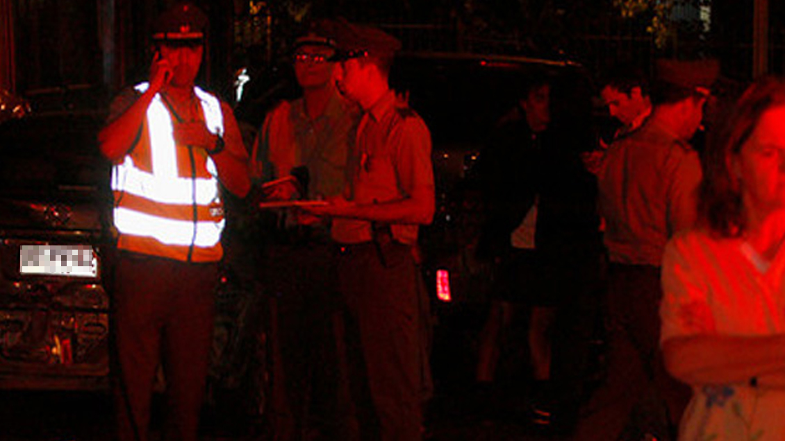 Conductor en estado de ebriedad incrustó su auto en el bandejón central de la Avenida La Florida