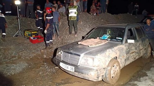 Rescatan 15 cadáveres de vehículo sepultado por alud  