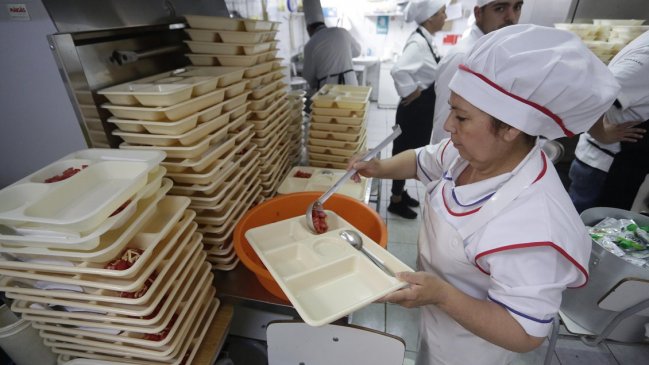 Trabajadores de la Junaeb acusan falta de abastecimiento de empresas externas