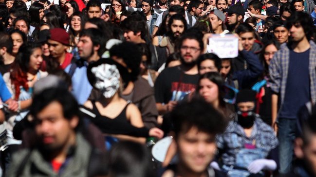 Estudio: Jóvenes chilenos abrazan causas puntuales y rechazan la política tradicional