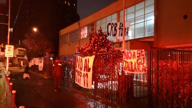 Alumnos impiden retorno a clases con toma del colegio Brasil de Concepción