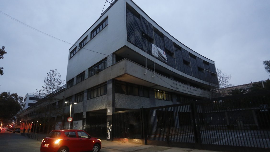 Apoderados piden interventor y reducción de matrícula en el Instituto Nacional