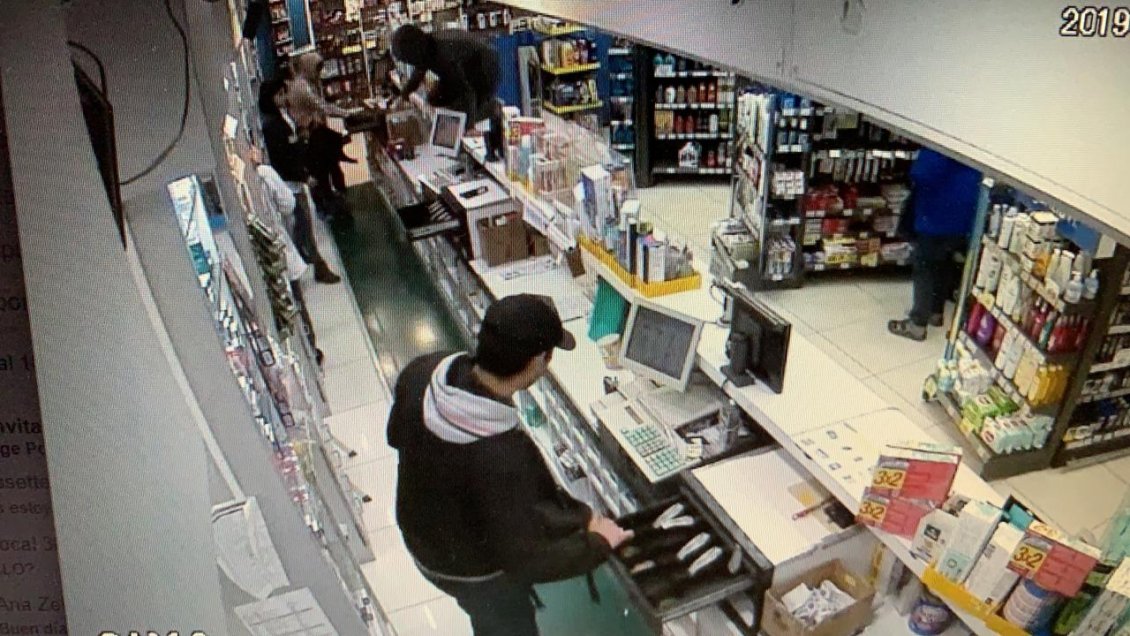 Menor de edad fue detenido tras asalto en farmacia de Maipú