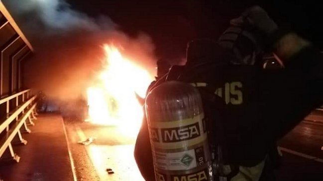 Desconocidos quemaron camioneta robada en acceso a Ercilla