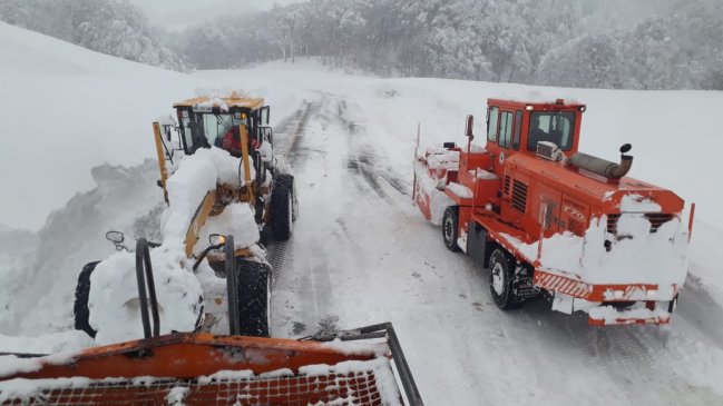 Transporte de carga sobreexige a caminos de Palena por corte de ruta argentina