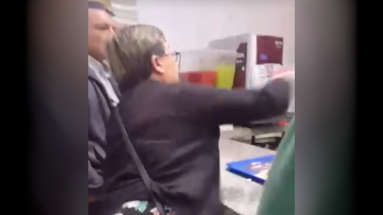 Captan agresión de mujer a trabajadoras de local de comida rápida