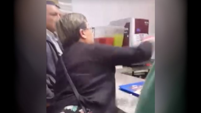 Captan agresión de mujer a trabajadoras de local de comida rápida