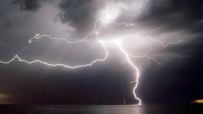 Hombre recibió descarga de rayo mientras picaba leña en Santa Bárbara