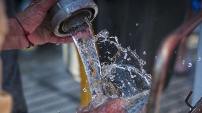 Esval reconoció alteración en calidad del agua que descarga a estero en Valparaíso