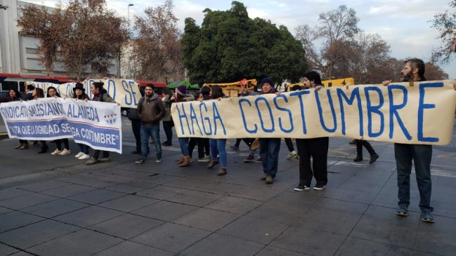 Colegio Salesianos continúa paralizado y sus trabajadores se manifiestan en la Alameda