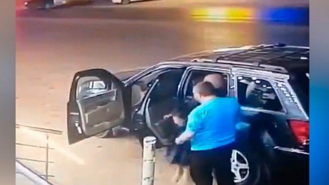 Papá ayudó a su hija a bajar del auto y otro vehículo lo chocó segundos después