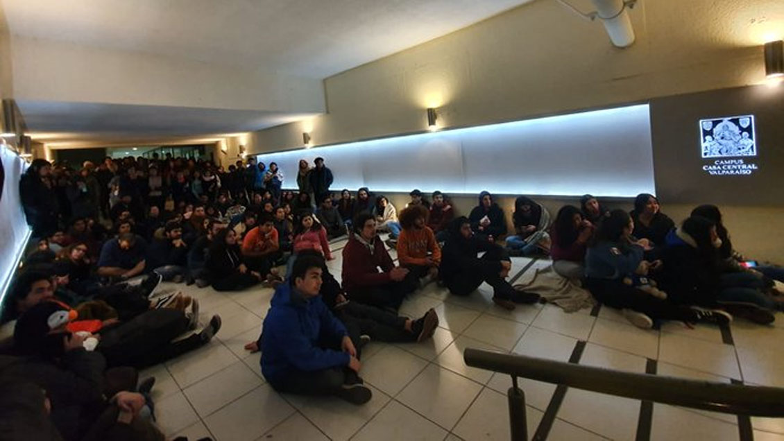 Con vigilia, estudiantes de la Universidad Técnica Federico Santa María exigen renuncia de rector