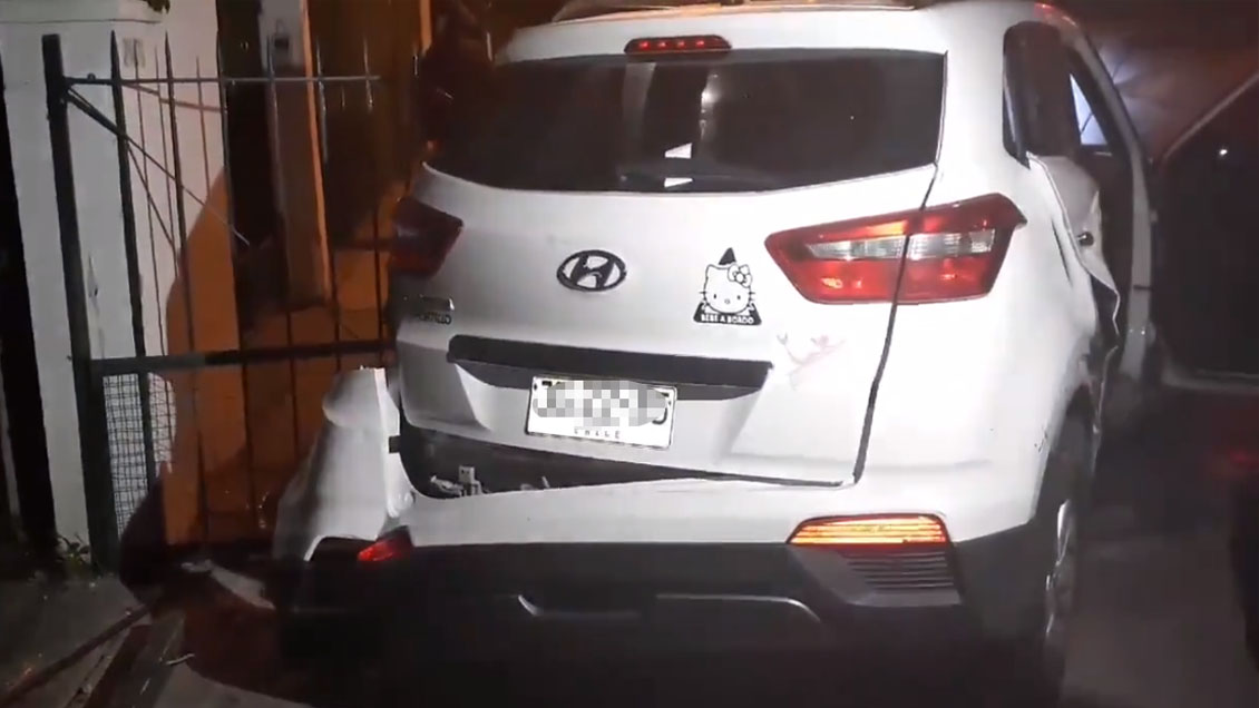 Ñuñoa: Conductora huyó de un robo que incluyó varios disparos y chocó contra un poste y una reja