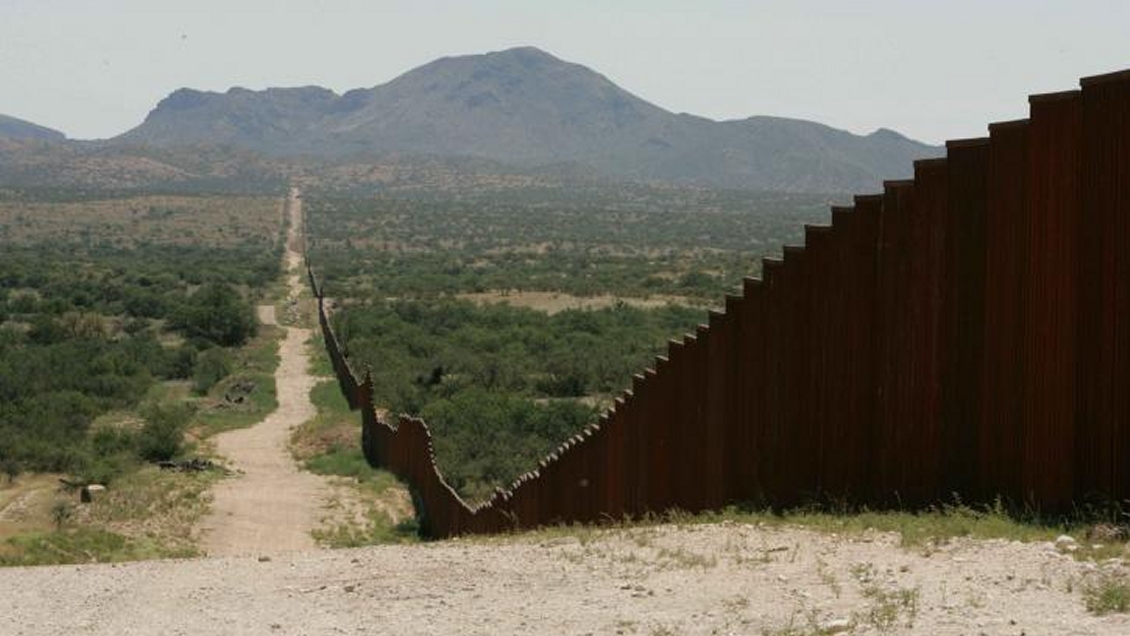 Recursos de las pensiones militares pagarán parte del muro fronterizo de Trump