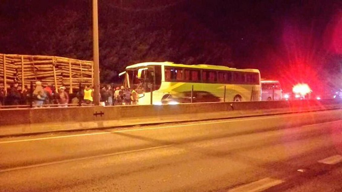 18 lesionados dejó colisión de camión y buses en Coronel