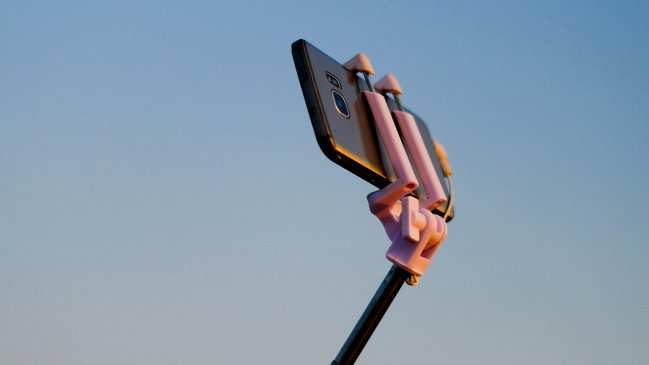 Una mamá se tomaba selfies mientras abusaba de su hijo y su pareja la descubrió