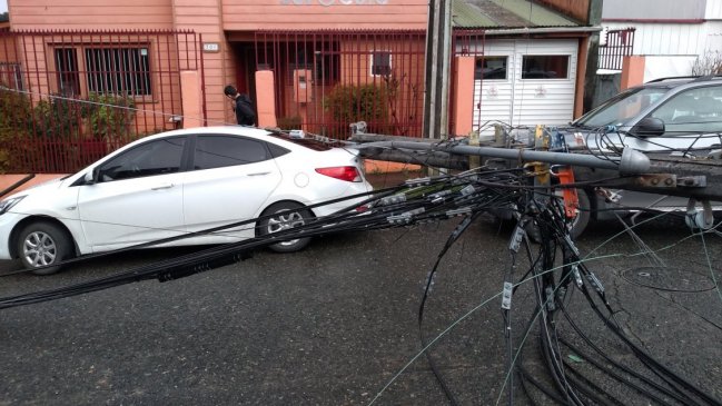 Camión botó tres postes tras pasar a llevar cables del tendido eléctrico en Puerto Montt