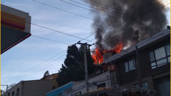 Incendio dejó a un adulto mayor fallecido y tres viviendas destruidas en Viña del Mar